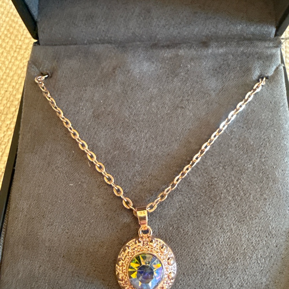 Elegant Gold Necklace with Blue Gemstone
